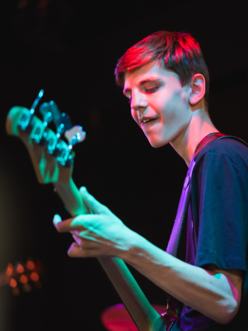 jongeman speelt met veel plezier gitaar